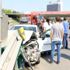 Bayrampaşa'da feci kaza, kararsız kaldı bariyerler daldı Bayrampaşa'da feci kaza, kararsız kaldı bariyerler daldı