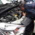 Araç motorunda mahsur kalan kediyi itfaiye kurtardı