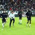 Metrobüs bekleyen astronot Beşiktaş - Bursaspor maçında! Metrobüs bekleyen astronot Beşiktaş - Bursaspor maçında!