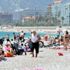 Rüzgara rağmen denize girdiler Rüzgara rağmen denize girdiler