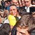 Ali Koç, dün geceden beri stat önünde kombine kuyruğunda bekleyen taraftarlarla bir araya geldi