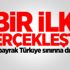 Suriye'nin Türkiye sınırına devrim bayrağı asıldı