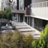 Freni boşalan kamyon apartman bahçesine girdi