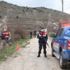 Sivas’ta karantina altındaki köye jandarma, vatandaşın talebi üzerine traktörle saman götürdü