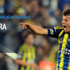 Emre Belözoğlu taraftara çiçek fırlattı Emre Belözoğlu taraftara çiçek fırlattı