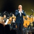 Senfoniyle konser verdi, ayakta alkışlandı Senfoniyle konser verdi, ayakta alkışlandı