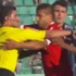Hakemi futbolcu kurtardı
