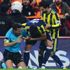 Galatasaray - Fenerbahçe derbisinde yan hakeme yabancı madde isabet edince maç bir süre durdu