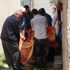 250 kiloluk kadın battaniye ile taşındı