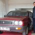 Otomobiline evinde bakan adam görenleri şaşkına çevirdi Otomobiline evinde bakan adam görenleri şaşkına çevirdi