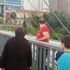 Kendisine bağıran şoförle kavga etmek için intihar etmek için çıktığı korkuluklardan indi Kendisine bağıran şoförle kavga etmek için intihar etmek için çıktığı korkuluklardan indi