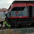 Raylardan geçerken trenin altında kaldı!