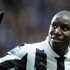 Demba Ba imzayı atıyor Demba Ba imzayı atıyor