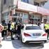 Lüks otomobil eczaneye daldı