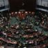 Hong Kong meclisinde hareketli dakikalar! Parlamento savaş alanına döndü Hong Kong meclisinde hareketli dakikalar! Parlamento savaş alanına döndü