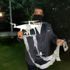 Sosyal mesafeye dikkat çekmek için takıyı dronla gönderdi Sosyal mesafeye dikkat çekmek için takıyı dronla gönderdi