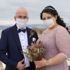 Düğün fotoğrafı çektiren çiftten maskeli önlem Düğün fotoğrafı çektiren çiftten maskeli önlem