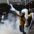 Venezuela'da çatışma! Protestocular polisleri böyle vurdu