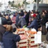 Pazar kurulmasına izin verilmeyince, 6 ton meyve ve sebzeyi bedava dağıttılar Pazar kurulmasına izin verilmeyince, 6 ton meyve ve sebzeyi bedava dağıttılar