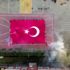 Öğrencilerden Türk bayrağını yırtan ırkçı Yunan milletvekiline ...