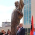 Arnavutluk'un kurucusu İsmail Kemal'in heykeli Kosova'ya da dikildi Arnavutluk'un kurucusu İsmail Kemal'in heykeli Kosova'ya da dikildi