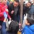 Annesinin yanından ayrılan küçük çocuğa ticari taksi çarptı Annesinin yanından ayrılan küçük çocuğa ticari taksi çarptı