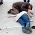 Kaza geçiren eşinin yanından bir an olsun ayrılmadı Kaza geçiren eşinin yanından bir an olsun ayrılmadı