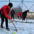 Tarlada çalıştıktan sonra Türkiye birinciliği için karda hokey oynuyorlar