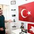 Ölürken bile bir an olsun elinden bırakmadı! Şehidin kanının bulunduğu bayrağa gözleri gibi bakıyorlar