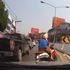 Yol verme kavgası büyüyünce motosikletli taşla saldırdı