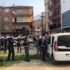 Yasağa uymayarak sokakta futbol oynayan 5 kişiyi uyaran polis ekibine sopalı saldırı Yasağa uymayarak sokakta futbol oynayan 5 kişiyi uyaran polis ekibine sopalı saldırı