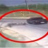 Kaza yapan motosikletlinin başını araba ezdi! Kaza yapan motosikletlinin başını araba ezdi!