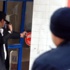 Birini başına dayadı, diğerini polise doğrulttu