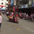 Motosikletini polisin üzerine sürdü