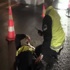 Kendisini durdurmak isteyen polisi hastanelik etti