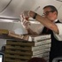 Rötar yapan uçakta pilottan yolculara pizza