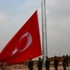 Kobani sınırına dev Türk bayrağı asıldı