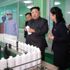 Kim, hanımıyla fabrika ziyaretinde