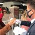 Başkan Serdar Aksoy pazarda maske dağıttı Başkan Serdar Aksoy pazarda maske dağıttı