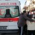 ﻿Silahlı kavgada yoldan geçen genç ağır yaralandı