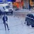 Otel penceresinden atladı, yoldan geçen vatandaşın üzerine düştü Otel penceresinden atladı, yoldan geçen vatandaşın üzerine düştü