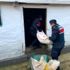 Jandarma un ve yem çuvallarını evin içine kadar taşıdı Jandarma un ve yem çuvallarını evin içine kadar taşıdı
