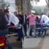 Doktor, kalp krizi geçiren hastaya sedyeye çıkarak müdahale etti