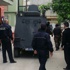 Eşini bıçakla yaralayıp kendini eve kilitledi