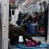 Suriyeliler soğuktan metroya sığındılar Suriyeliler soğuktan metroya sığındılar