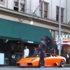 Bisikletiyle Lamborghini'nin üzerinden geçti Bisikletiyle Lamborghini'nin üzerinden geçti