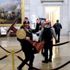 Pelosi’nin kürsüsüyle görüntülenen Trump yanlısı, kefaletle serbest bırakıldı Pelosi’nin kürsüsüyle görüntülenen Trump yanlısı, kefaletle serbest bırakıldı