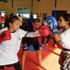 Muay Thai nin dünya yıldızı, genç sporcularla idman ...