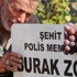Şehit oğullarının mezarına çok sevdiği kara üzüm bıraktılar Şehit oğullarının mezarına çok sevdiği kara üzüm bıraktılar