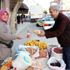 İki üniversite mezunu kadın, pazar tezgahından vazgeçmedi